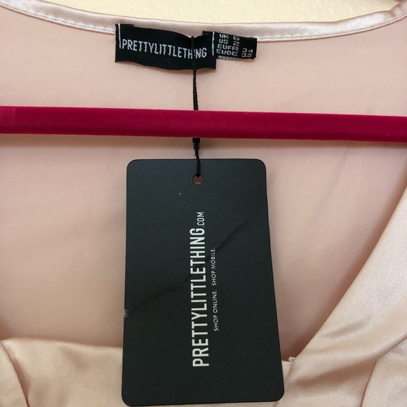 PrettyLittleThing Satin frill sleeve dress - Picture 3 of 5